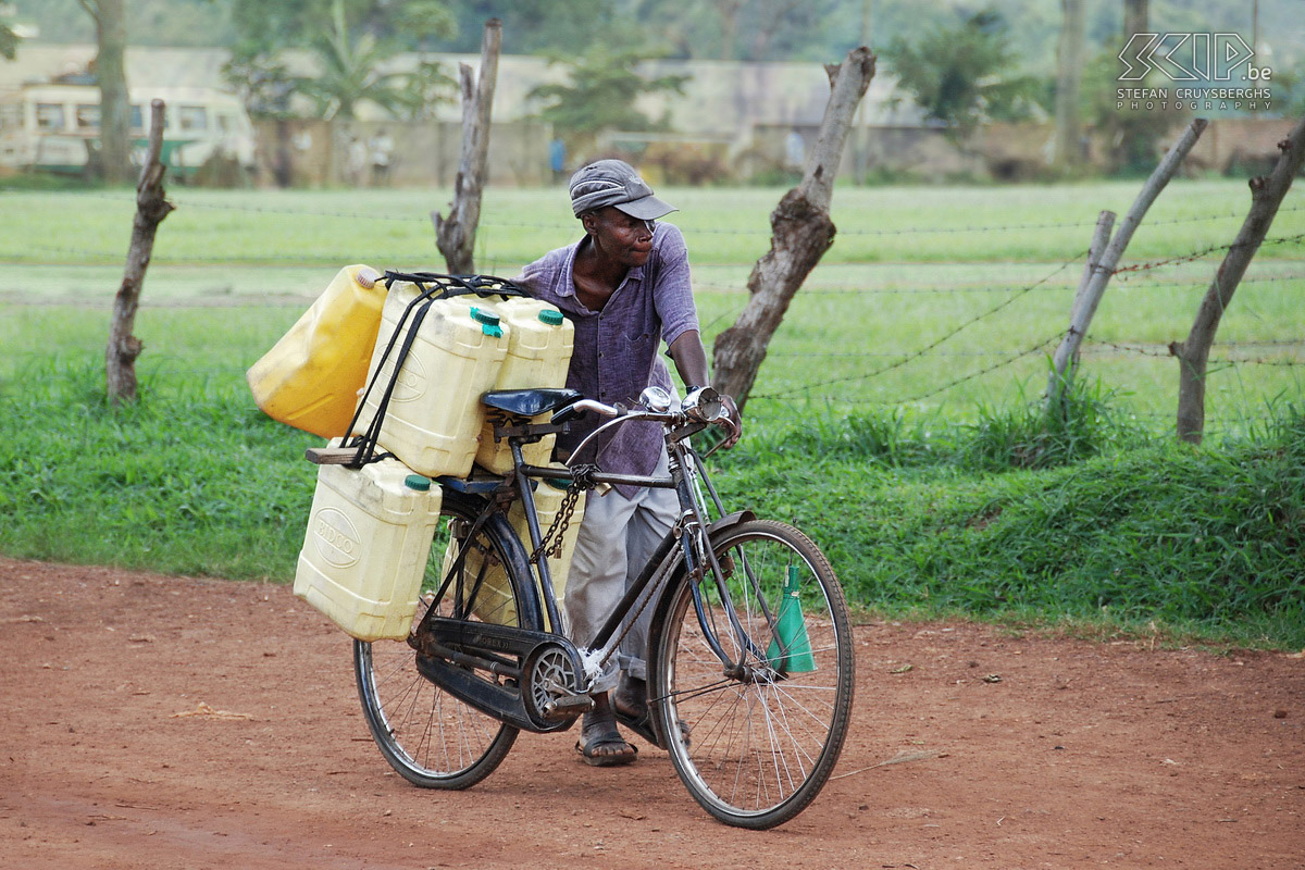 Hoima - Fietser Het belangrijkste vervoermiddel voor de Oegandezen is de fiets. Alle mogelijke vrachten worden dan ook meegenomen op de fiets waardoor het soms onmogelijk wordt om zelfs een lichte helling op te rijden. Stefan Cruysberghs